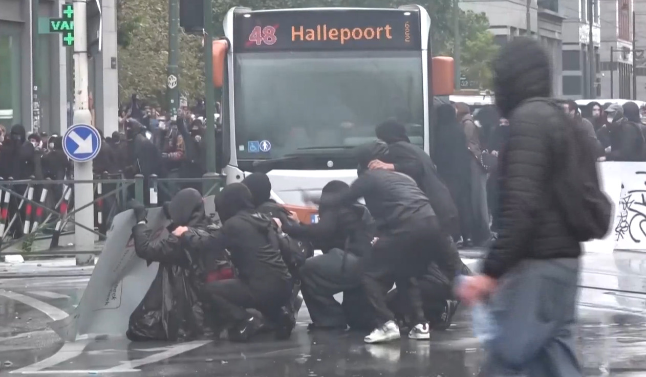 Улични пресметки во срцето на Европа: Протестите ја парализираа Белгија, маскирани групи ја нападнаа полицијата