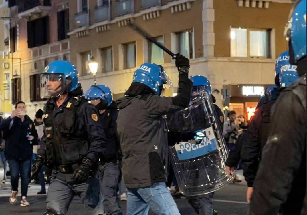 (VIDEO) Protesti vo Rim: Demonstrantite frlaa šišinja kon policijata, taa vozvrati so vodeni topovi i solzavec