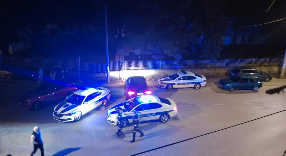 (ВИДЕО) Уапсени малолетници во Врање – бегаа од потера, удрија во полициско возило
