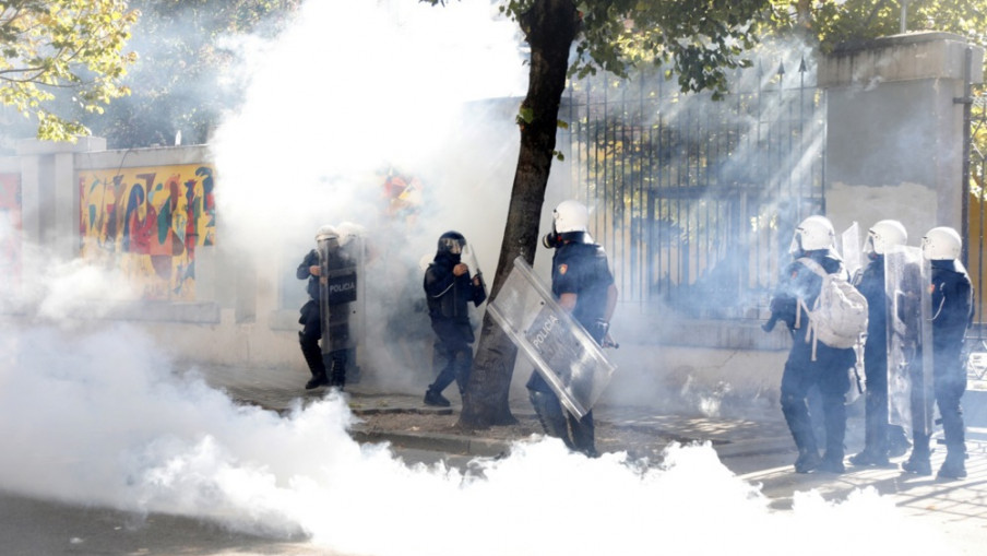 Policijata upotrebi gumeni kuršumi i solzavec protiv demonstrantite vo Tirana