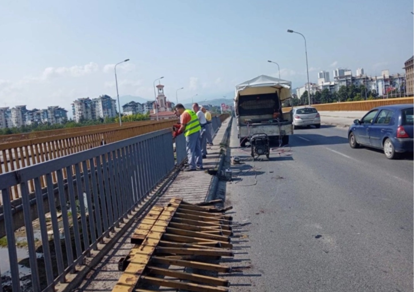 Во недела санација на пешачката ограда на мостот „Близнак“, затворена една сообраќајна лента