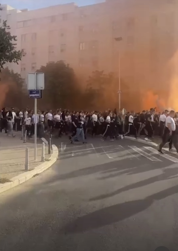 ВИДЕО: Торцида пееше: „Ана Франк не е светица. Таа е еврејска ку*ва