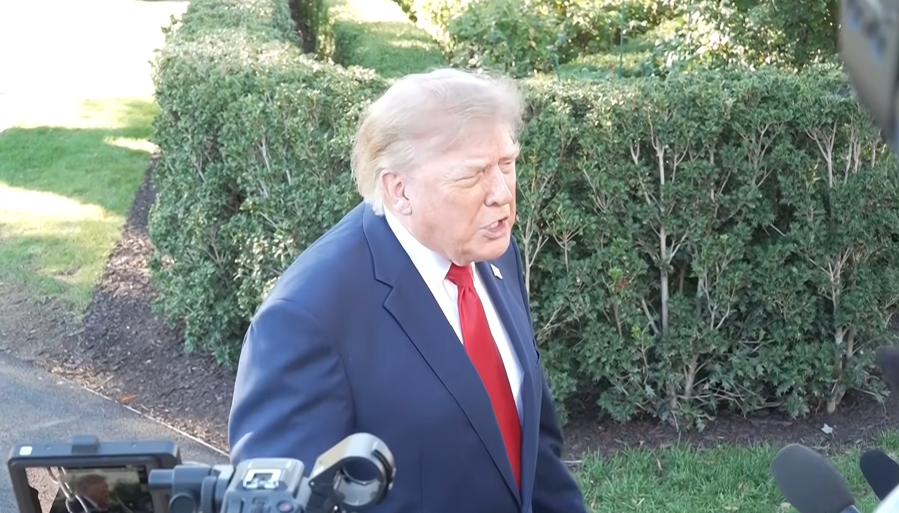 (ВИДЕО) Трамп не трпи новинарски прашања: Глупава, личност со низок коефициент