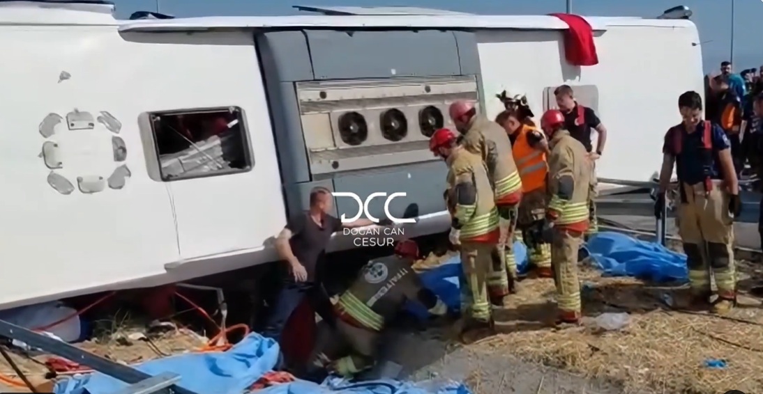 (ВИДЕО) Трагедија во Турција: најмалку 11 жртви и 27 повредени во сообраќајна несреќа